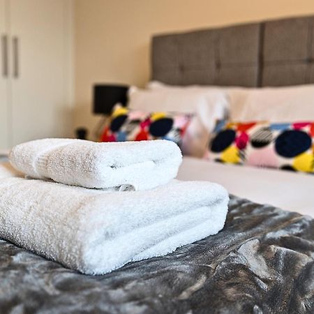 Heathrow Rare Find 2 Bedroom Plus 2 Bathroom Flat - Sleeps 6- Free Parking- Close To Heathrow Terminals-Quiet Development Stanwell Zewnętrze zdjęcie