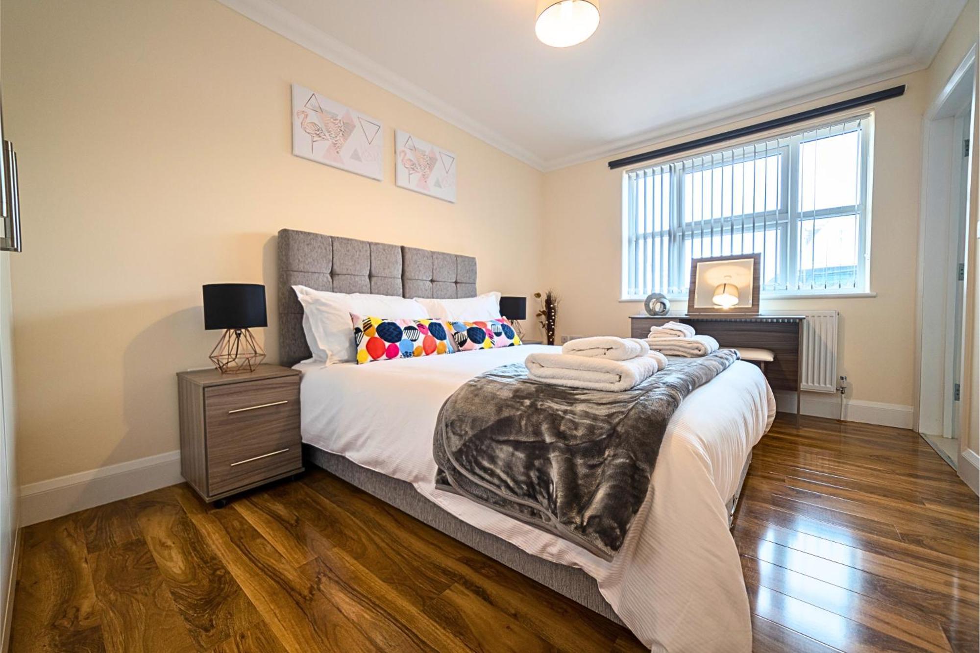 Heathrow Rare Find 2 Bedroom Plus 2 Bathroom Flat - Sleeps 6- Free Parking- Close To Heathrow Terminals-Quiet Development Stanwell Zewnętrze zdjęcie