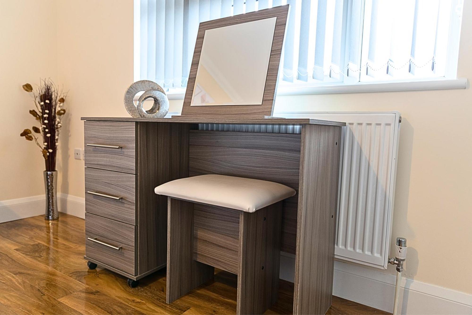 Heathrow Rare Find 2 Bedroom Plus 2 Bathroom Flat - Sleeps 6- Free Parking- Close To Heathrow Terminals-Quiet Development Stanwell Zewnętrze zdjęcie