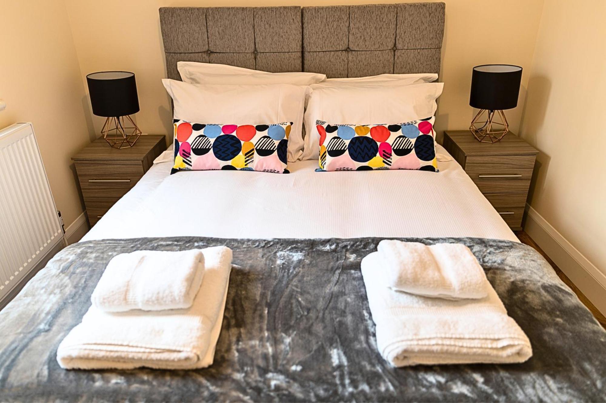 Heathrow Rare Find 2 Bedroom Plus 2 Bathroom Flat - Sleeps 6- Free Parking- Close To Heathrow Terminals-Quiet Development Stanwell Zewnętrze zdjęcie