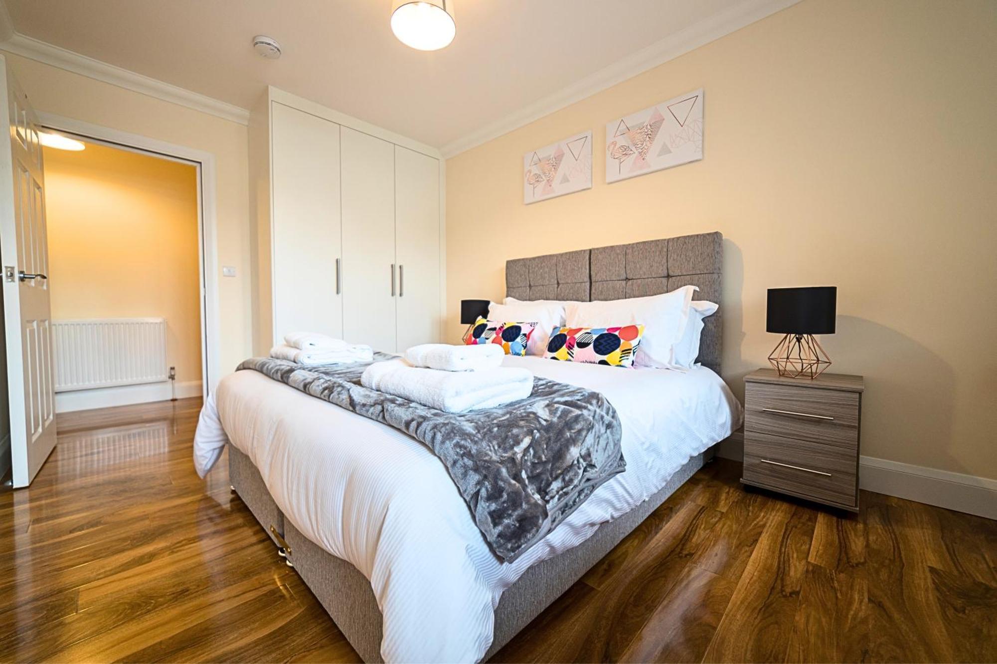 Heathrow Rare Find 2 Bedroom Plus 2 Bathroom Flat - Sleeps 6- Free Parking- Close To Heathrow Terminals-Quiet Development Stanwell Zewnętrze zdjęcie