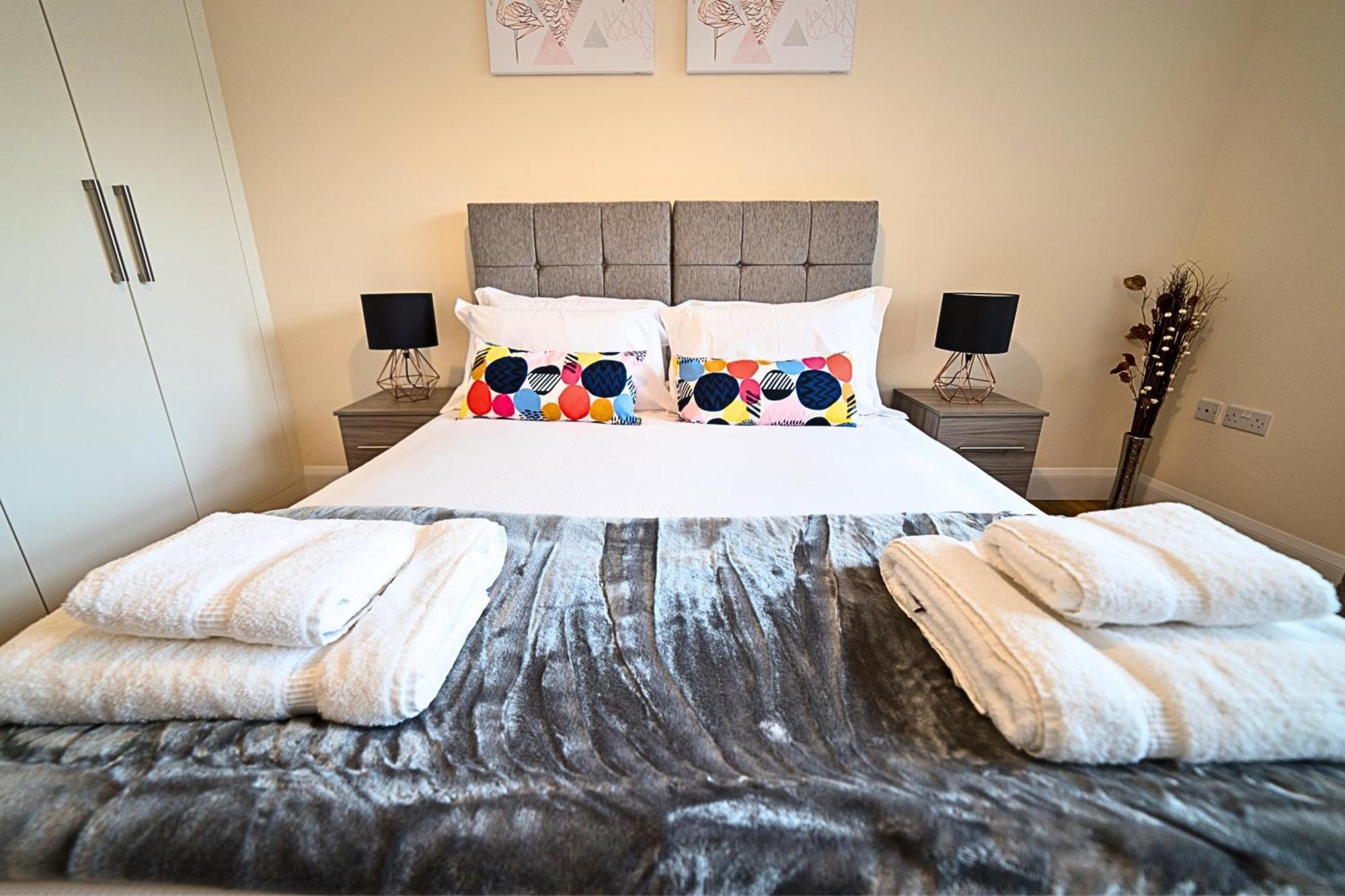 Heathrow Rare Find 2 Bedroom Plus 2 Bathroom Flat - Sleeps 6- Free Parking- Close To Heathrow Terminals-Quiet Development Stanwell Zewnętrze zdjęcie