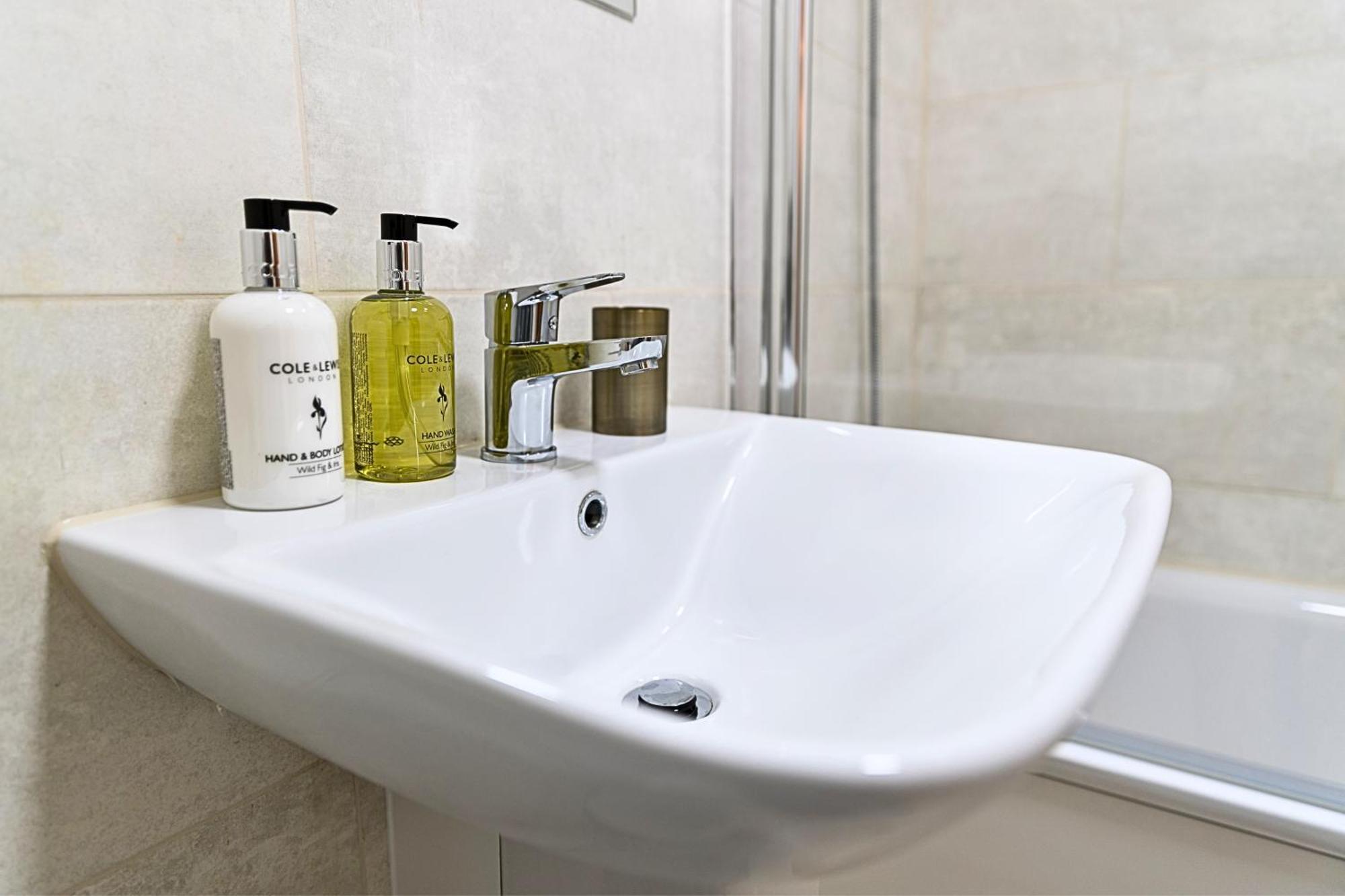 Heathrow Rare Find 2 Bedroom Plus 2 Bathroom Flat - Sleeps 6- Free Parking- Close To Heathrow Terminals-Quiet Development Stanwell Zewnętrze zdjęcie