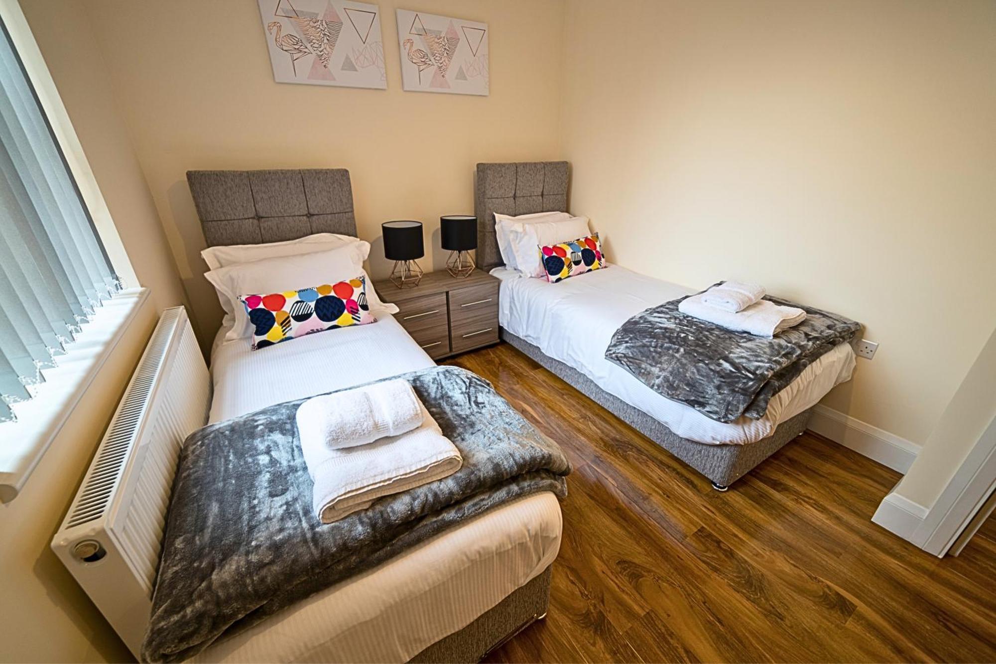 Heathrow Rare Find 2 Bedroom Plus 2 Bathroom Flat - Sleeps 6- Free Parking- Close To Heathrow Terminals-Quiet Development Stanwell Zewnętrze zdjęcie