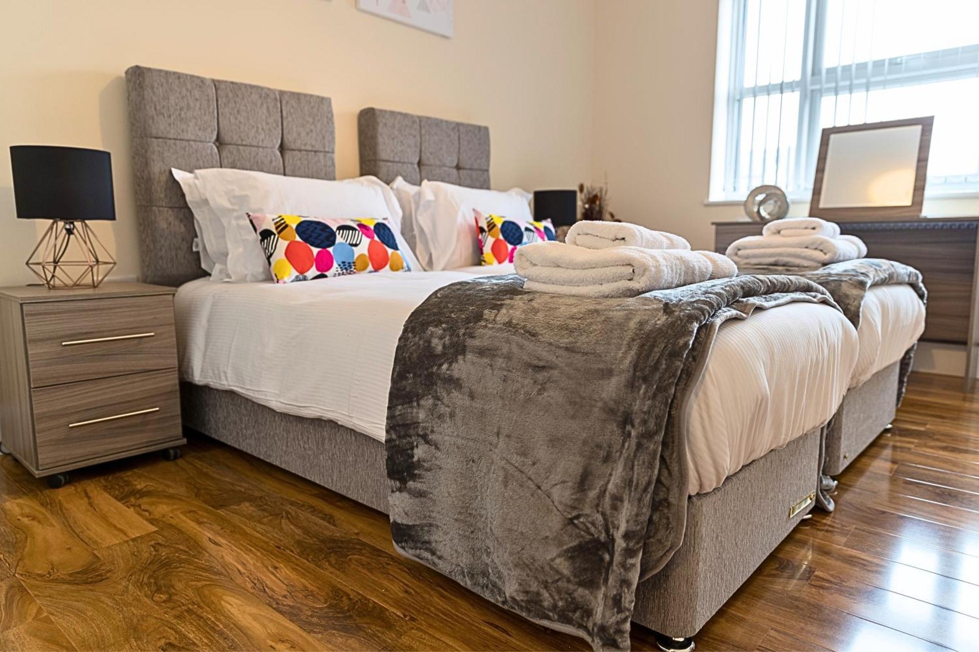 Heathrow Rare Find 2 Bedroom Plus 2 Bathroom Flat - Sleeps 6- Free Parking- Close To Heathrow Terminals-Quiet Development Stanwell Zewnętrze zdjęcie
