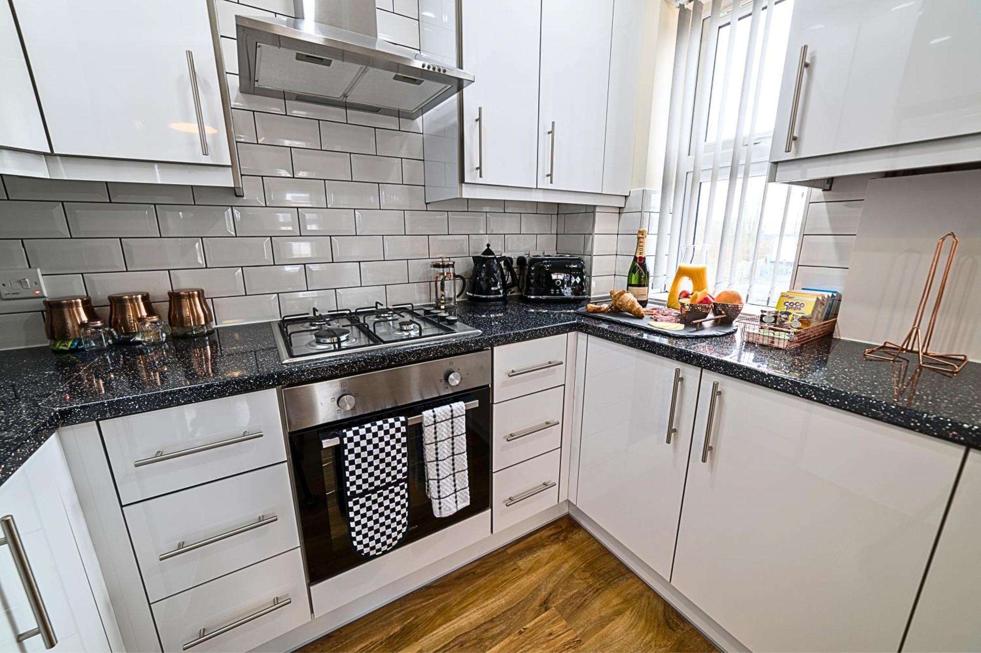 Heathrow Rare Find 2 Bedroom Plus 2 Bathroom Flat - Sleeps 6- Free Parking- Close To Heathrow Terminals-Quiet Development Stanwell Zewnętrze zdjęcie