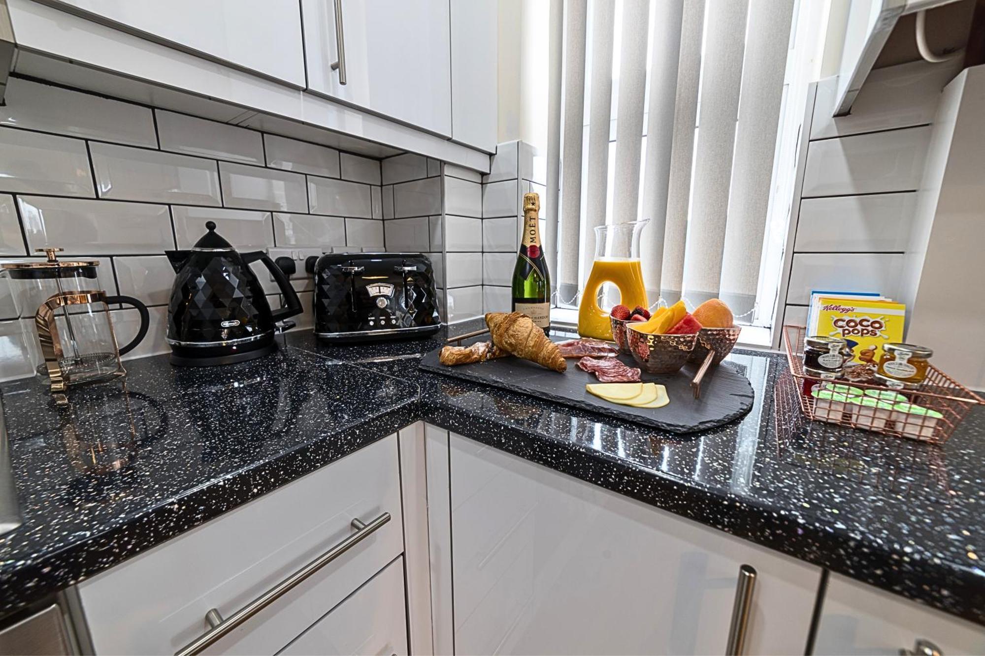 Heathrow Rare Find 2 Bedroom Plus 2 Bathroom Flat - Sleeps 6- Free Parking- Close To Heathrow Terminals-Quiet Development Stanwell Zewnętrze zdjęcie