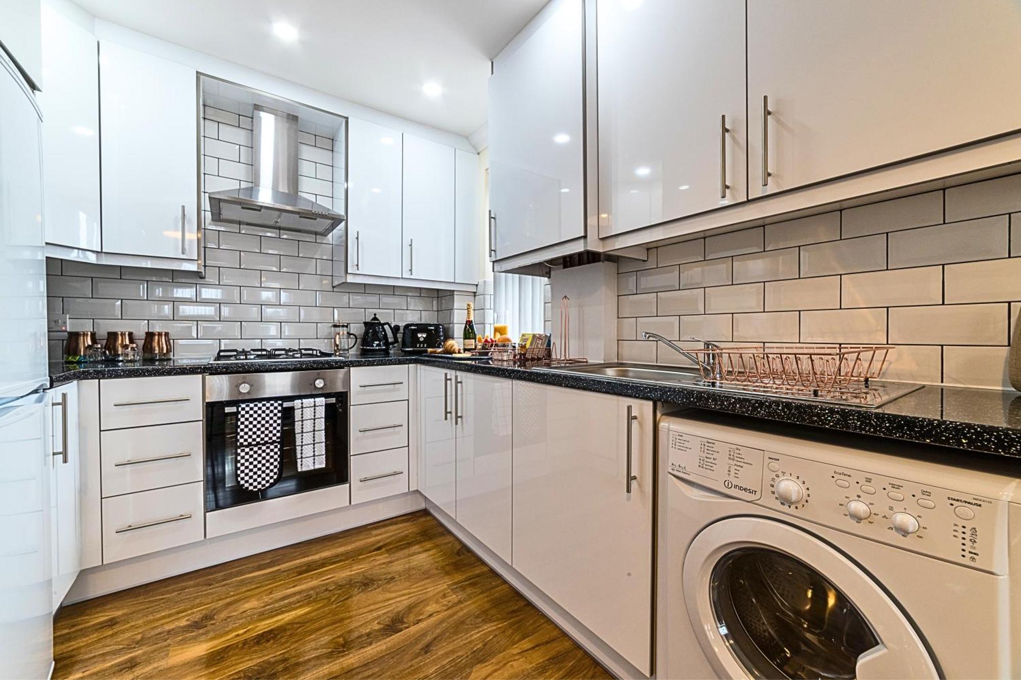 Heathrow Rare Find 2 Bedroom Plus 2 Bathroom Flat - Sleeps 6- Free Parking- Close To Heathrow Terminals-Quiet Development Stanwell Zewnętrze zdjęcie